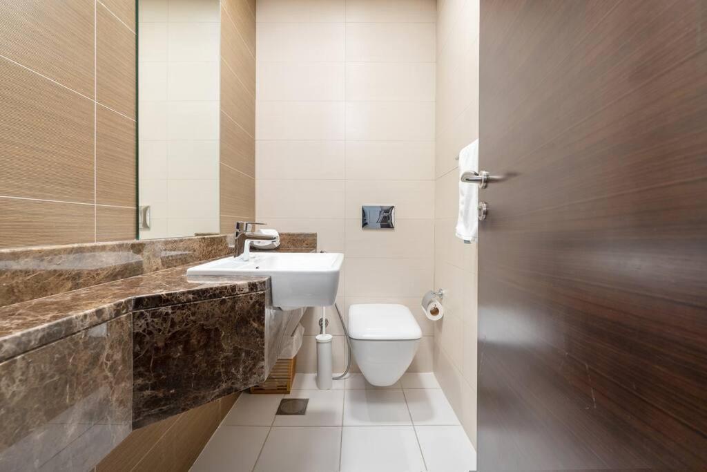 Cozy Studio In Sparkle Tower Jbr By Suiteable Dubai Esterno foto