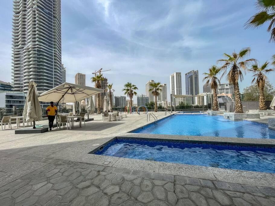 Cozy Studio In Sparkle Tower Jbr By Suiteable Dubai Esterno foto