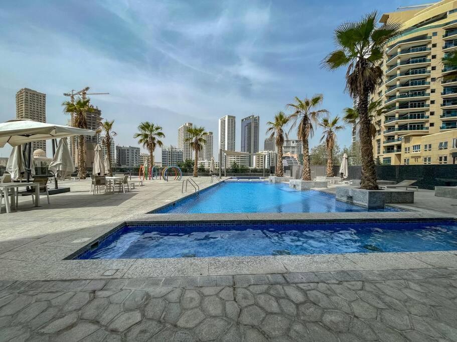 Cozy Studio In Sparkle Tower Jbr By Suiteable Dubai Esterno foto