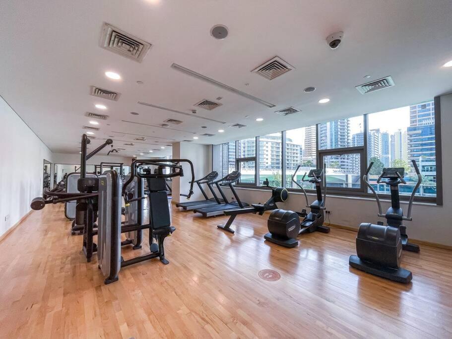 Cozy Studio In Sparkle Tower Jbr By Suiteable Dubai Esterno foto