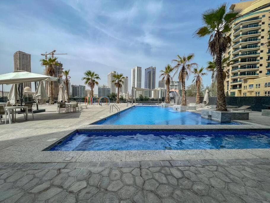 Cozy Studio In Sparkle Tower Jbr By Suiteable Dubai Esterno foto